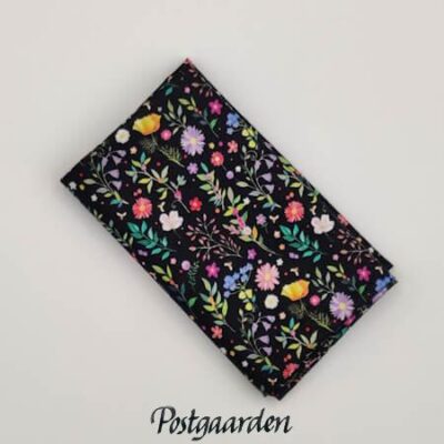 FQ7943 sort med blomstereng patchworkstof - postgaarden.com