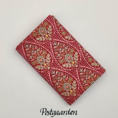 FQ7954 tilda sanctuary adina maroon patchworkstof - postgaarden.com