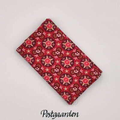 FQ7967 bordeaux med geometrisk mønster patchworkstof - postgaarden.com