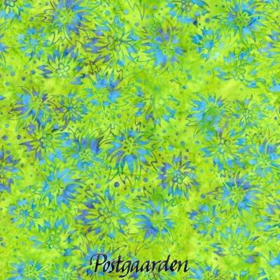 Limegrøn pathworkstof i Bali batik med blå blomster – varenummer 7986