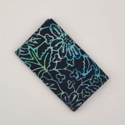 Sort patchworkstof i Bali batik med blå og lilla blomster – varenummer FQ7984