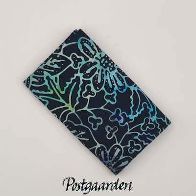 Sort patchworkstof i Bali batik med blå og lilla blomster – varenummer FQ7984