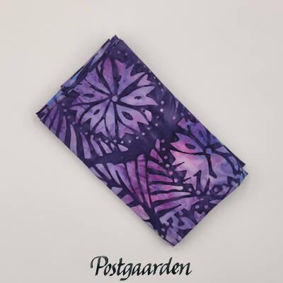 Lilla patchworkstof i Bali batik med blomster og blade – varenummer FQ7985