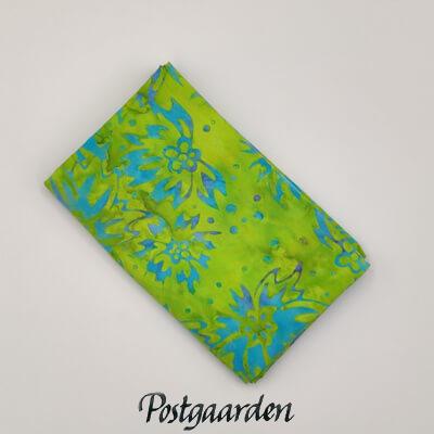 Limegrøn patchworkstof i Bali batik med blå blomster – varenummer FQ7986