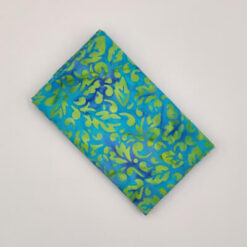 Blå Turkis patchworkstof i Bali batik med blade – varenummer FQ7987