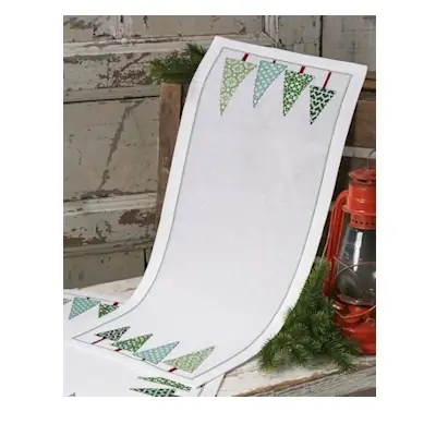 Juletræer på række løber broderikit fra permin - varenummer. 63-1602