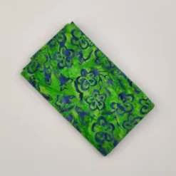 vårgrøn patchworkstof med blå blomst bali batik - Varenummer FQ7990
