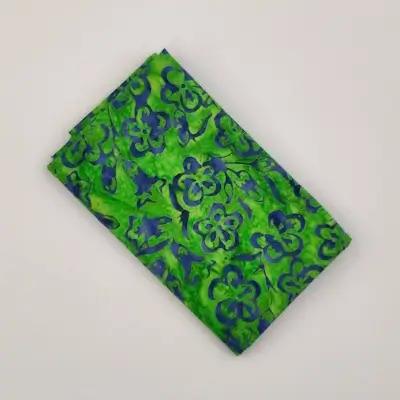 vårgrøn patchworkstof med blå blomst bali batik - Varenummer FQ7990