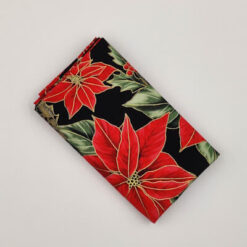 Spændende patchworkstof i sort med røde julestjerner - Varenummer FQ7975