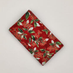 Spændende patchworkstof med røde med røde bær og grønne blade - Varenummer FQ7976