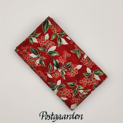 Spændende patchworkstof med røde med røde bær og grønne blade - Varenummer FQ7976