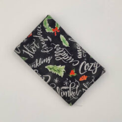 Mørkgrå patchworkstof med juleord i fat quarter - Varenummer FQ7980