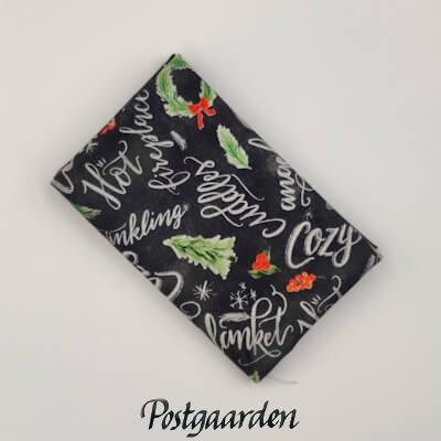 Mørkgrå patchworkstof med juleord i fat quarter - Varenummer FQ7980