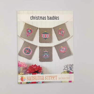 christmas baubles korssting broderi mønster