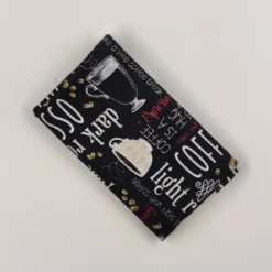 FQ8014 sort med kaffe tekst patchworkstof
