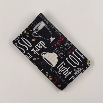 FQ8014 sort med kaffe tekst patchworkstof