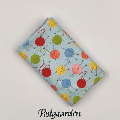 blå med garnnøgler og strikkepinde