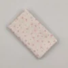 FQ8089 Råhvid med lyserød blad og blomst Flurry patchworkstof