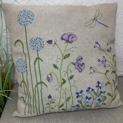 2052-2 blue flowers square pompstitch