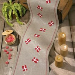 68-1102 fødselsdagsløber permin broderikit - postgaarden.com