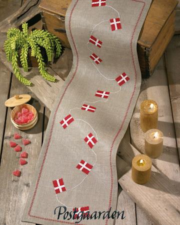 68-1102 fødselsdagsløber permin broderikit - postgaarden.com