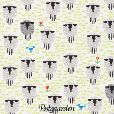 7807 hvid med får på græs patchworkstof - Postgaarden.com