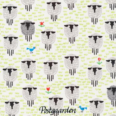 7807 hvid med får på græs patchworkstof - Postgaarden.com