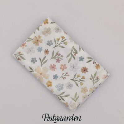 997828 Sarte blomster patchworkstof fat-quarter - postgaarden.com