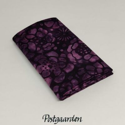 FQ7026 Mørklilla med blomster bali batik patchworkstof - postgaarden.com