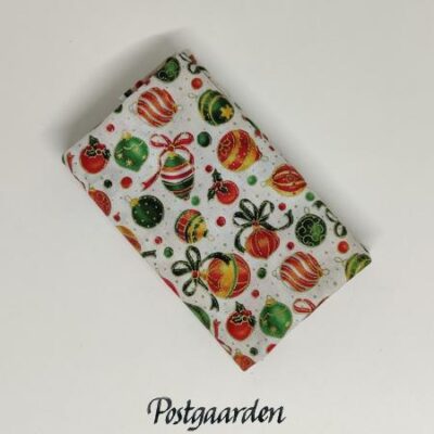 FQ7396 Råhvid med julekugler patchworkstof - postgaarden.com