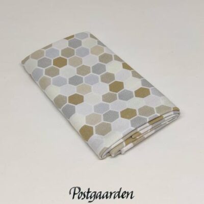 FQ7433 Beige sekskanter patchworkstof - postgaarden.com