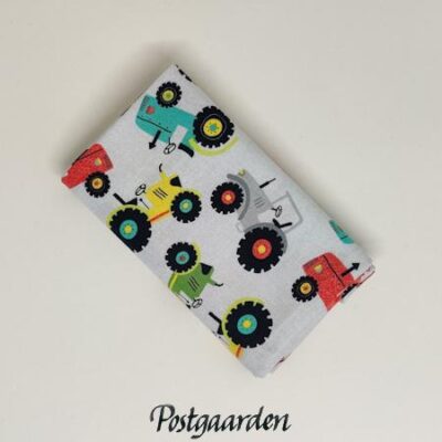 FQ7453 Lysgrå med traktor patchworkstof - postgaarden.com