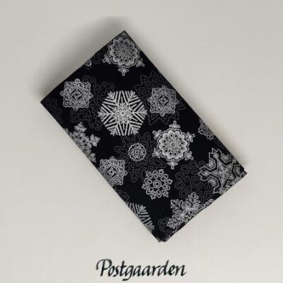 FQ7797 Sort med sølv stjerner patchworkstof - fat-quarter - postgaarden.com