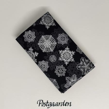 FQ7797 Sort med sølv stjerner patchworkstof - fat-quarter - postgaarden.com