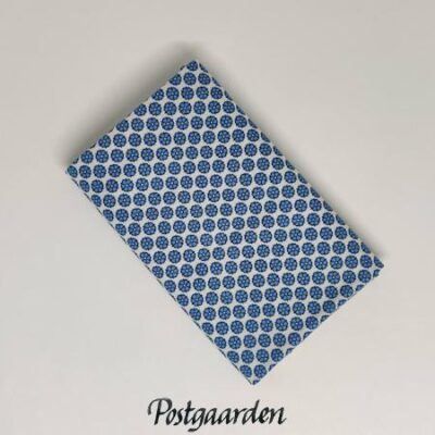 FQ7800 Råhvid med blå blomst patchworkstof fat-quarter - postgaarden.com