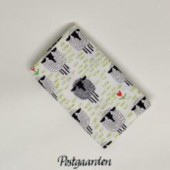 FQ7807 hvid med får på græs patchworkstof fat-quarter - postgaarden.com