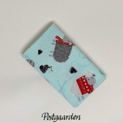 FQ7811 Lysblå med får og strik patchworkstof fat-quarter - postgaarden.com