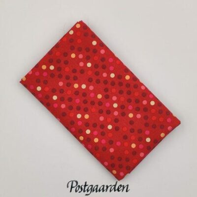 FQ7845 rød med prikker patchworkstof - postgaarden.com