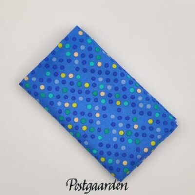 FQ7847 mellemblå med prikker patchworkstof - postgaarden.com
