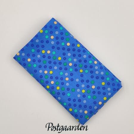 FQ7847 mellemblå med prikker patchworkstof - postgaarden.com