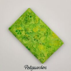 FQ7848 vårgrøn med blomster bali batik patchworkstof - postgaarden.com