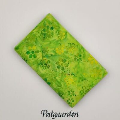 FQ7848 vårgrøn med blomster bali batik patchworkstof - postgaarden.com