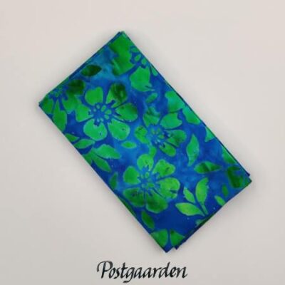 FQ7850 blaa med blomster bali batik patchworkstof - postgaarden.com