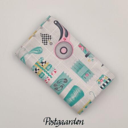 FQ7861 Grå med sygrej patchworkstof - postgaarden.com