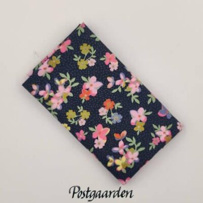 FQ7862 Sort med blomster patchworkstof - postgaarden.com