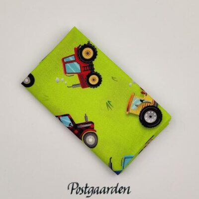FQ7864 Grøn med traktor patchworkstof - postgaarden.com