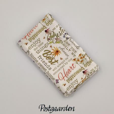 FQ7867 råhvid tekst blomster patchworkstof - postgaarden.com