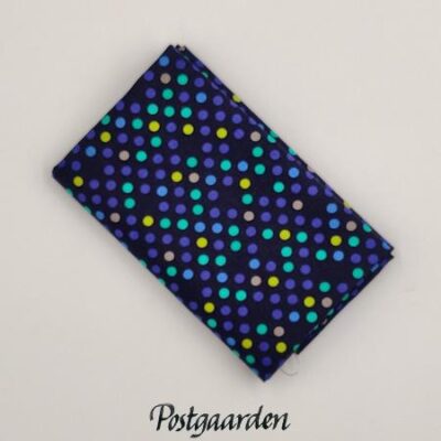 FQ7874 Mørkblå med prikker patchworkstof - postgaarden.com